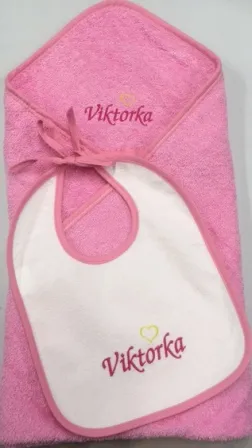 Osuška s kapuckou a bryndáček se jménem a srdíčkem
