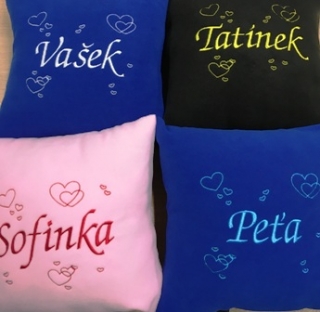 Polštář - ženské jméno se srdíčky